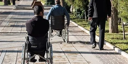 صبح امروز جمعي از معلولان مقابل مجلس تجمع كردند