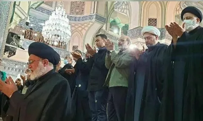 حضور رئیسی در نماز ظهر عاشورا
