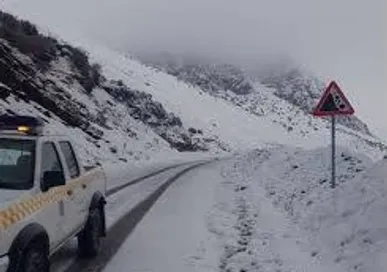 تردد در گردنه بیژن به‌دلیل بارش سنگین برف ممنوع شد