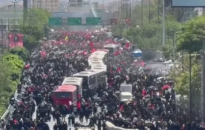 اتوبان شهید سلیمانی همچنان مملو از جمعیت عزادار که برای اقامه نماز بر پیکر رهبر شهید به مصلی امام خمینی آمدند