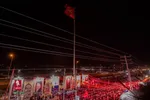 ابرپرچم خونخواهی با ذکر «یالثارات‌الحسین(ع)» در جوار موکب مکتب شهید حاج قاسم سلیمانی در عمود ۵۳۳ مسیر نجف به کربلا به اهتزاز در آمد.