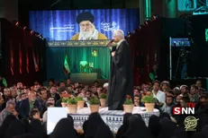 اهدای عبای شخصی رهبر شهید انقلاب به حاج صادق آهنگران + عکس