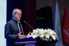 پزشکیان: دولت با تکیه بر توان نخبگان عقب‌ماندگی‌ها را جبران می‌کند + فیلم