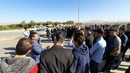 تجمع دانشجویان دانشگاه بجنورد در اعتراض به ایاب و ذهاب / مسئولان: به دلیل کاهش فروش نفت، دانشگاه بودجه برای سرویس&zwnj;دهی ندارد!