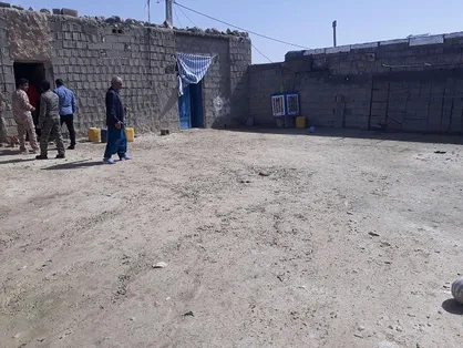 سقف خانه خانواده محروم در روستای لیر شهرستان کهگیلویه ساخته می&zwnj;شود