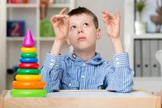 چه چیزی باعث اوتیسم می شود؟
