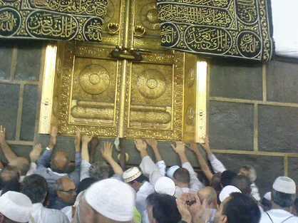 فیلم/ اقدام عجیب یک زائر برای باز کردن درب کعبه و برخورد پلیس سعودی با وی