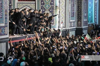 ورود پیکر مطهر رهبر شهید به حریم نورانی ضریح امام رضا (ع) برای زیارت و طواف + فیلم