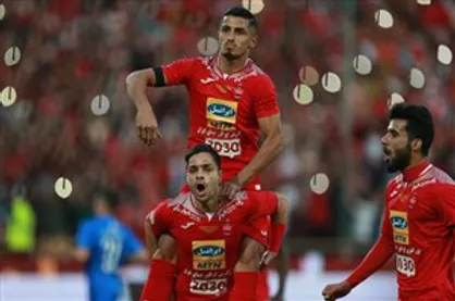 پرسپولیس برابر استقلال به برتری رسید/ پایکوبی سرخ&zwnj;ها، اعتراض آبی&zwnj;ها
