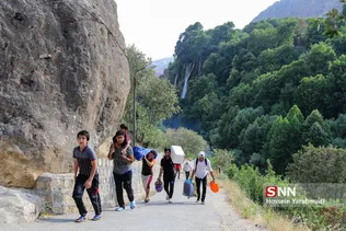 دوست داران طبیعت که به بیشه سفر کرده اند