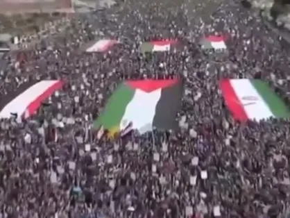 اهتزار پرچم ایران در اجتماع بزرگ یمنی&zwnj;های در حمایت از جمهوری اسلامی ایران