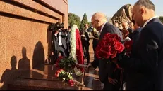 ادای احترام و اهدای شاخه گل قالیباف و هیأت پارلمانی ایران به مقام «اسماعیل سامانی»