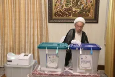 آیت الله مکارم شیرازی رای خود را به صندوق انداخت