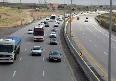تردد روان در محورهای اربعین و جاده‌های شمالی / ترافیک سنگین در آزادراه قزوین-کرج