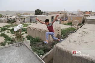 امیر شیری کودک ۱۱ ساله اهل شهر مراوه تپه استان گلستان پسر بزرگ خانواده چهار نفری است. او دو برادر کوچک تر از خود دارد. این سه پسر به مدت سه سال است پدر خود را در اثر تصادف از دست داده است. امیر طی این سه سال در کارواش آنه دوجی(دایی خود)کار می‌کند. آنها بعد از از دست دادن پدرشان توان مالی تکمیل خانه در حال ساخت شان را ندارند و همراه با مادر و برادرانش در خانه داییشان زندگی می کنند. با اینکه خانواده او تحت پوشش کمیته امداد امام خمینی(ره) هست ولی امیر برای ادامه تحصیل بدون کار کردن نیاز به حمایت مالی بیشتری دارد.