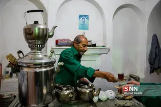 خادمان حسینیه بنکدار مرتب از عزاداران حاضر در جلسه پذیرایی می کنند