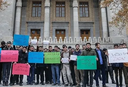 جمعی از دانشجویان دانشگاه&zwnj;های تهران در حمایت از شیخ زکزاکی مقابل وزارت خارجه تجمع کردند