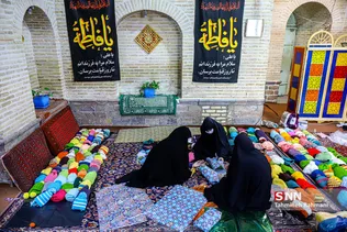اعضای گروه جهادی در حال کادو کردن شال و کلاه های بافته شده در مسجد صنیع الدیوان هستند./ باتوجه به حجم بالای کار، آنها تا پاسی از شب به کار خود ادامه دادند.
