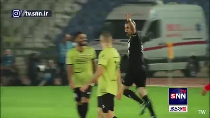 گل سوم پرسپولیس پس از بازبینی توسط VAR مردود اعلام شد / مهاجم پرسپولیس بر روی دروازه بان مرتکب خطا شده بود