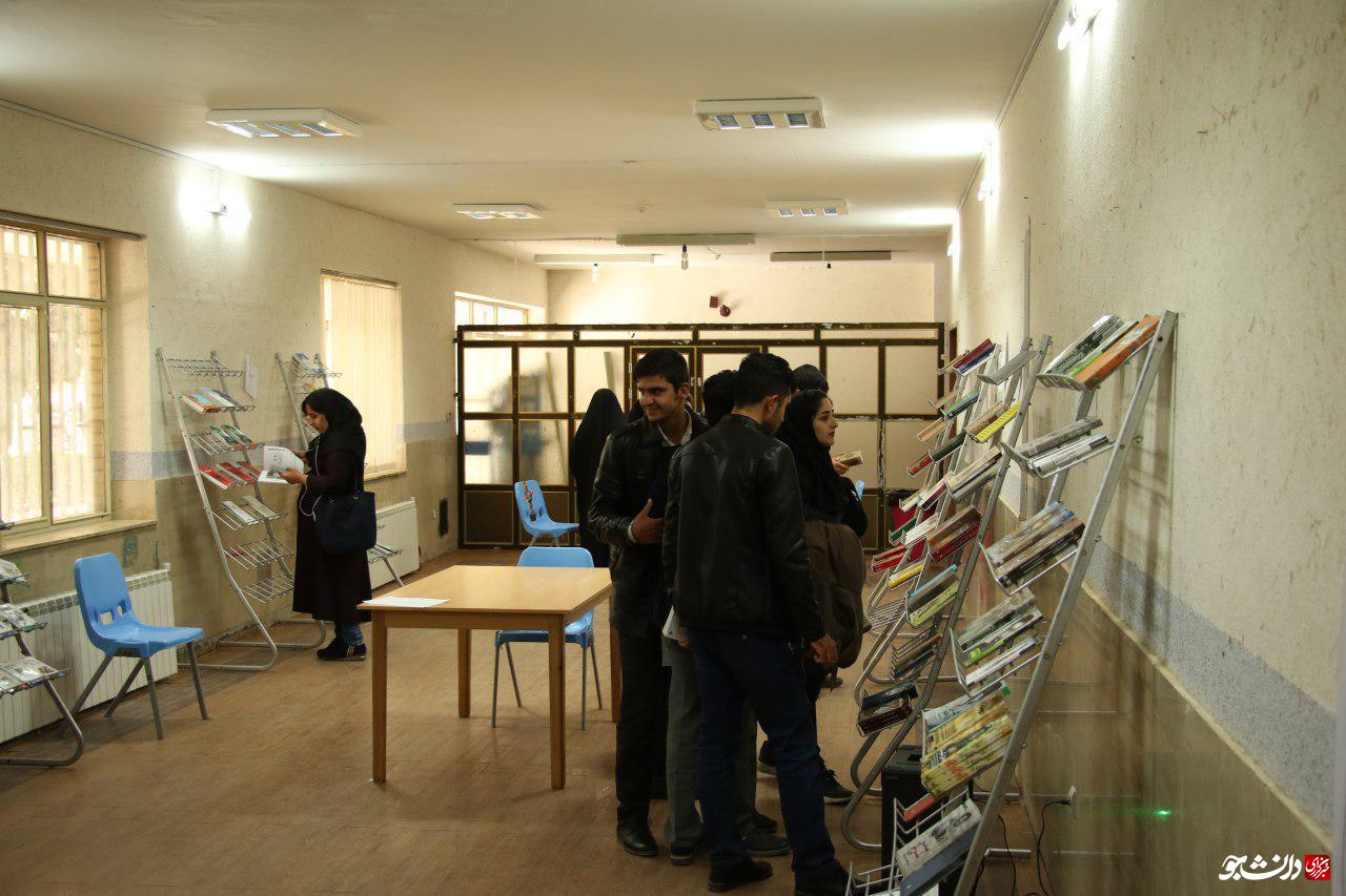 نمایشگاه کتاب ونرم افزار در دانشگاه ایلام