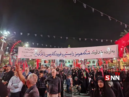 پارچه نوشته شب ۱۳۶ مردم رشت: به اراده خداوند تنگه هرمز را بستیم و فرودگاه یمن را باز کردیم+عکس