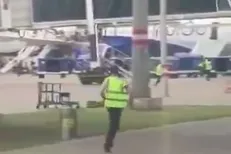 حادثه در فرودگاه چندیگار هند؛ آتش‌سوزی پاوربانک باعث تخلیه اضطراری هواپیما شد + فیلم