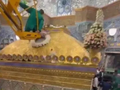 گل آرایی ضریح مطهر در شب بزرگداشت میلاد حضرت فاطمه معصومه سلام&zwnj;الله&zwnj;علی&zwnj;ها