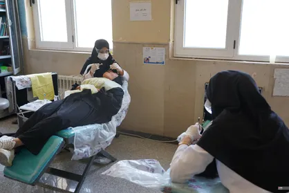 خدمت&zwnj;رسانی جهادگران منتظران آفتاب به ۲ هزار نفر در لوداب/روایتی از درمان شبانه&zwnj;روزی تا اشک&zwnj;های خداحافظی یک معلم+فیلم