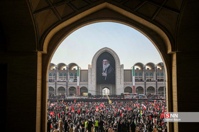 پرچم یالثارات‌ الحسین بر فراز گنبد مصلی تهران + فیلم