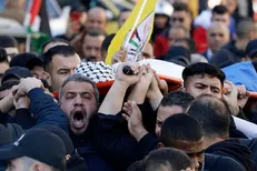 توزیع شیرینی پس از عملیات قدس/ تشییع پیکر شهید فلسطینی در نابلس+ عکس
