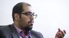 مهران مدیری می‌تواند از برنامه‌های رسانه ملی در مورد کرونا ساعت‌ها طنز بسازد/ بی اعتمادی مردم به صدا و سیما