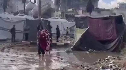 تصاویر تکان&zwnj;دهنده از کودکان غزه پس از غرق شدن چادرهایشان در باران به دنبال سرپناهی امن می&zwnj;گردند