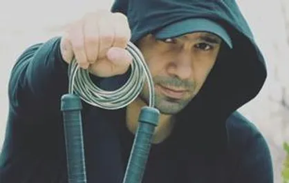 اجرای طناب زنی نمایشی، هوتن شکاری در &laquo;عصر جدید&raquo;