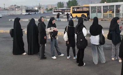 انتظار بیش از یک ساعته شهروندان برای اتوبوس در خط فردیس کرج + فیلم