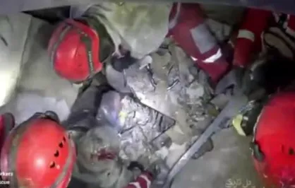 نجات معجزه&zwnj;آسای یک هموطنان آسیب دیده از حملات هوایی آمریکا و رژیم صهیونیستی در جنگ تحمیلی سوم با تلاش امدادگران هلال احمر