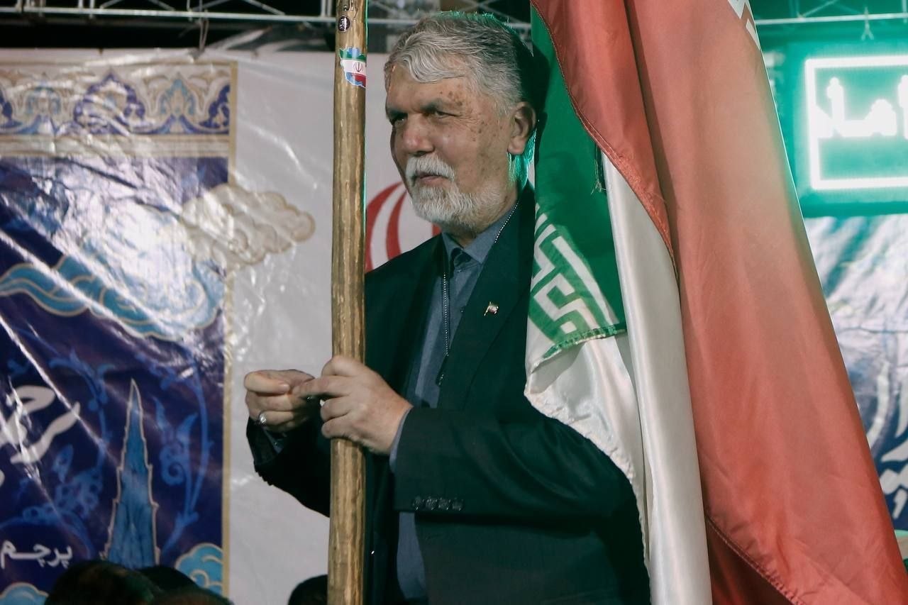 وزیر ارشاد در میدان ولیعصر (عج) پرچمدار شد وزیر ارشاد در میدان ولیعصر (عج) پرچمدار شد