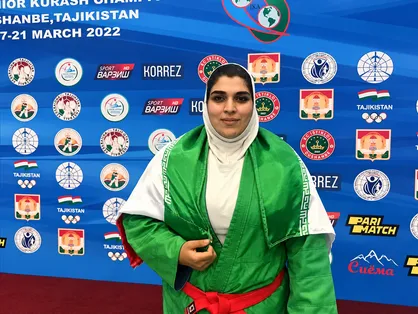 برنز آسیایی ناگویا بر گردن فاطمه برمکی