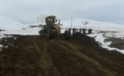 راهداری ماهنشان شن&zwnj;ریزی جاده روستای قرقان را آغاز کرد / ادامه مطالبه&zwnj;گری دانشجویان تا پایان احداث جاده