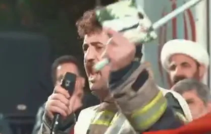 رجزخوانی حماسی آتش&zwnj;نشان تهرانی و تقدیر از زحمات آتش&zwnj;نشانان در اجتماع بزرگ مردمی میدان انقلاب