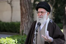 رهبر انقلاب: از همه دستگاه‌ها تقاضا میکنم که با وزارت بهداشت همکاری کنند/ از نیروهای مسلح خواسته‌ایم امکاناتشان را در اختیار مردم قرار بدهند