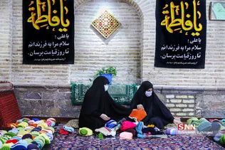 بیش از 90 درصد شال و کلاه های بافته شده از داوطلبان تحویل گرفته شده، و سه تن از اعضای بنیاد در شب شهادت حضرت زهرا مصادف با فاطمیه دوم در مسجد صنیع الدیوان جمع شده و کارهای جداسازی و بسته بندی شال و کلاه ها را انجام می دهند.