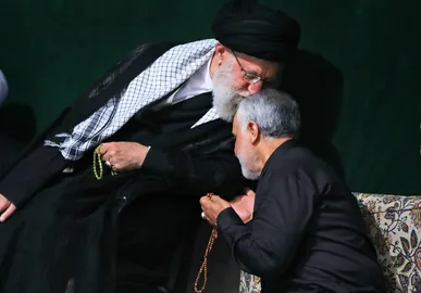 ماجرای گزارشی که رهبر شهید انقلاب برای ثبت عظمت کارهای شهید سلیمانی، آن را نزد خود نگه داشتند + فیلم