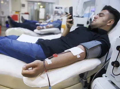 جمعی از دانشجویان دانشگاه علوم پزشکی اهواز اقدام به اهداى خون کردند