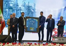 بیرانوند پیراهن خود را به بنیاد برکت ستاد اجرایی فرمان امام اهدا کرد