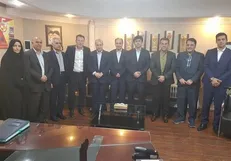 هیئت رئیسه فدراسیون فوتبال با مینی‌بوس به مجلس رفتند+عکس