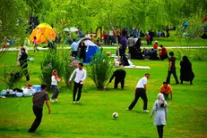 آماده‌سازی بوستان‌های قم برای روز طبیعت/نصب چشمه‌های سرویس بهداشتی سیار در بوستان‌های شاخص