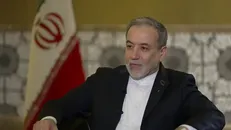 عراقچی: احتمال جنگ همیشه وجود دارد و ما برای جلوگیری از آن آماده‌ایم / به کشور‌های همسایه حمله نمی‌کنیم، فقط پایگاه‌های آمریکا در منطقه را مورد هدف قرار خواهیم داد + فیلم