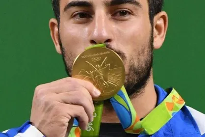 کیانوش رستمی مدال طلای خود را برای کمک به زلزله زدگان به حراج گذاشت