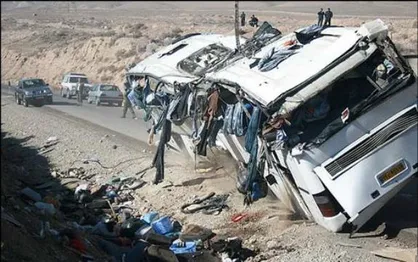 یک اتوبوس در جاده اصفهان واژگون شد