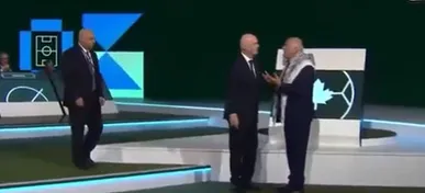 نماینده فدراسیون فلسطین، جلوی شوی مضحک رئیس فیفا را گرفت + فیلم